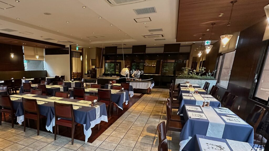 近江スエヒロ本店のテーブル席でランチ